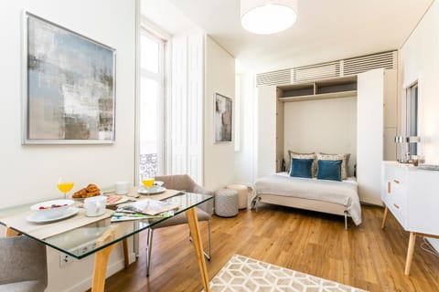 Bed, Balcony/Terrace, Living room, Photo of the whole room, Decorative detail, Seating area, Dining area, Bedroom, internet