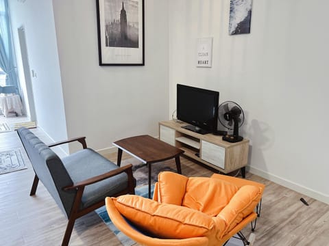 TV and multimedia, Living room, Seating area, hair dresser