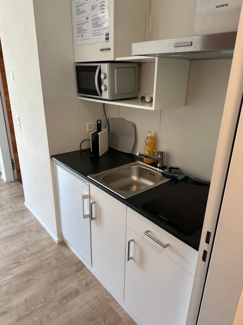 Coffee/tea facilities, Kitchen or kitchenette, stove