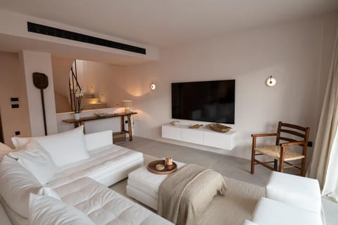 TV and multimedia, Living room, Seating area, internet, air conditioner