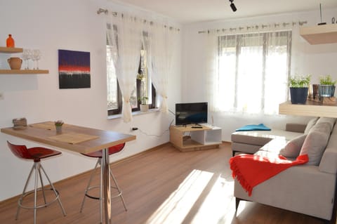 Communal lounge/ TV room, TV and multimedia, Living room, Seating area, Dining area, Evening entertainment