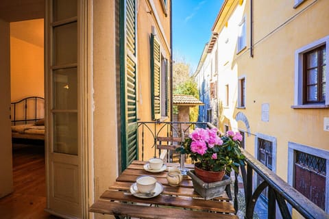 Facade/entrance, Balcony/Terrace