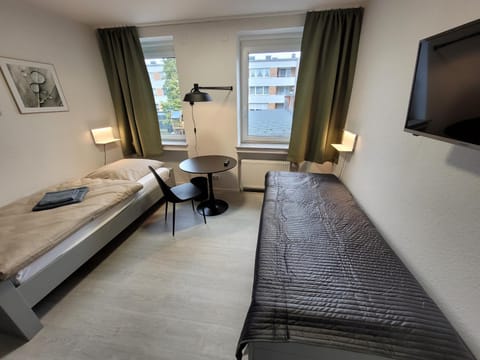 Bed, TV and multimedia, Photo of the whole room, Seating area, Bedroom