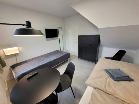 Bed, TV and multimedia, Photo of the whole room, Seating area, Bedroom