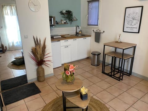 Aix-en-Provence, Charmant studio proche toutes comodités et axes routiers, linges fournis Apartment in Aix-en-Provence