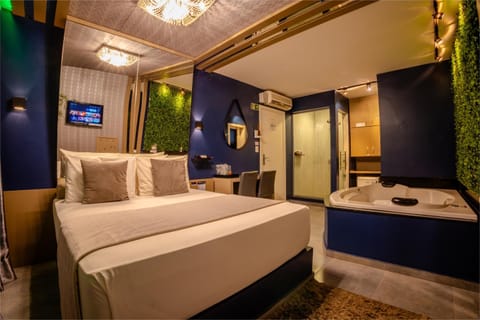 Bed, TV and multimedia, Photo of the whole room, Bedroom, towels