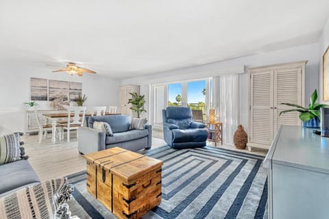 Escape to Beach Oasis! New Management! Updated Beachside Condo with Heated Pool! Apartment in Indian Shores