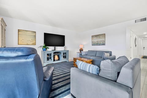 Escape to Beach Oasis! New Management! Updated Beachside Condo with Heated Pool! Apartment in Indian Shores