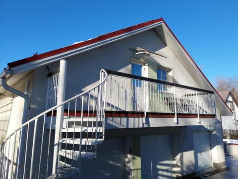 Property building, Facade/entrance, Day, Balcony/Terrace