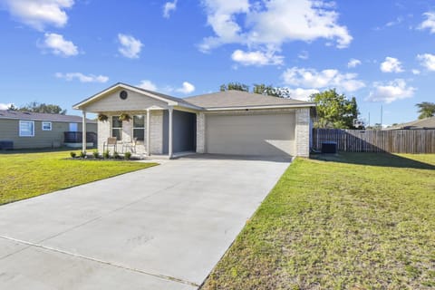 about 6 Mi to Waco Newly Constructed Family Home House in Bellmead