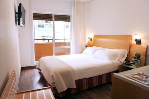 Bed, Photo of the whole room, Bedroom, City view, Street view