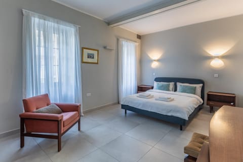 Bed, Seating area, Bedroom
