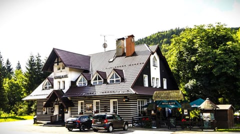 Property building, Day, Natural landscape, Location, Parking