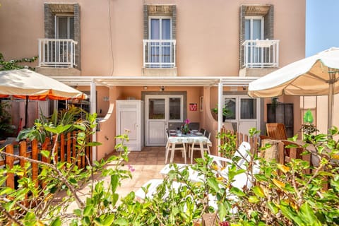 Property building, Patio, Spring, Day, Garden, Balcony/Terrace, Garden view