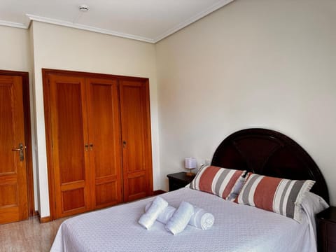 Bedroom, towels, wardrobe