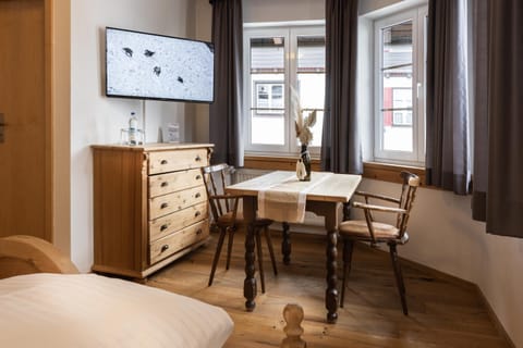 TV and multimedia, Seating area, Bedroom