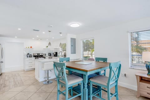 Sunny Sea Breeze House in Naples Park