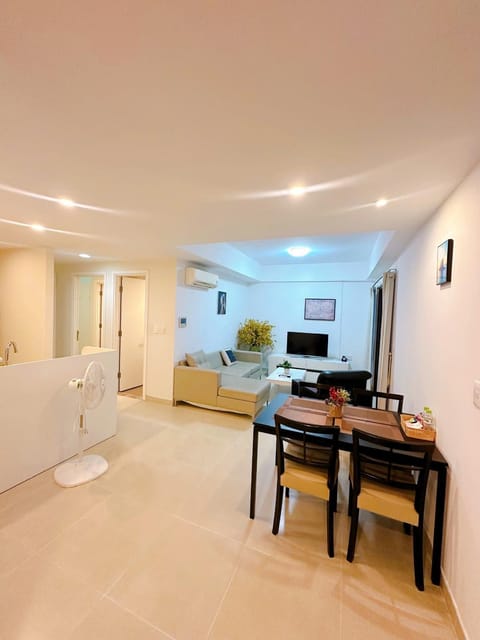 TV and multimedia, Kitchen or kitchenette, Living room, Seating area, Dining area