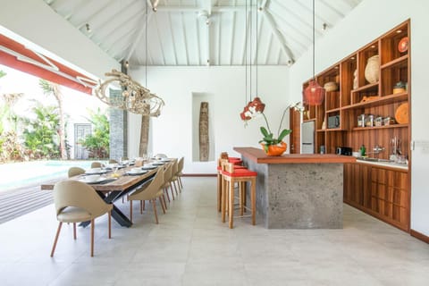 Dreamy 5BR Haven, 200m to Berawa's Blissful Beach Villa in North Kuta