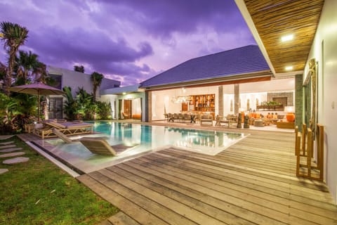 Dreamy 5BR Haven, 200m to Berawa's Blissful Beach Villa in North Kuta