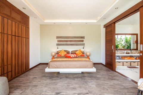 Dreamy 5BR Haven, 200m to Berawa's Blissful Beach Villa in North Kuta