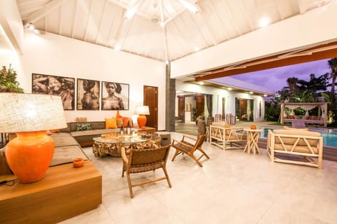 Dreamy 5BR Haven, 200m to Berawa's Blissful Beach Villa in North Kuta