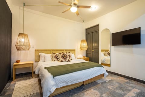 Bed, TV and multimedia, Photo of the whole room, Bedroom, fireplace