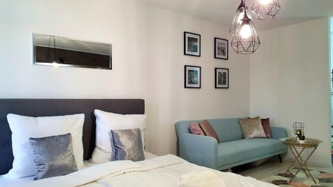 Bed, TV and multimedia, Living room, Photo of the whole room, Seating area, Bedroom