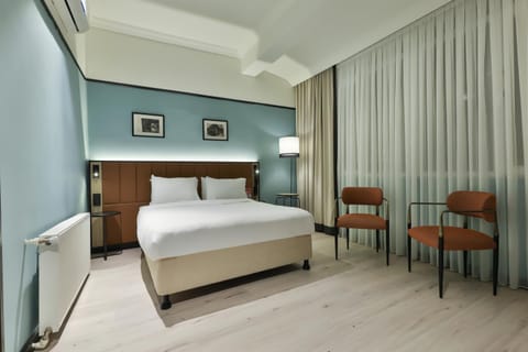 Bed, TV and multimedia, Living room, Photo of the whole room, Decorative detail, Seating area