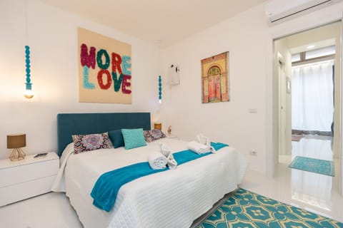 Photo of the whole room, Bedroom