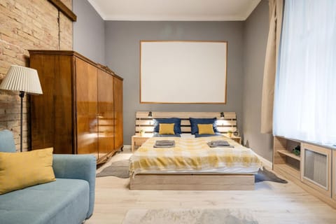 Bed, Seating area, wardrobe