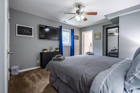 Bed, TV and multimedia, Bedroom, fireplace