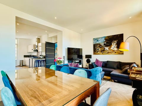 Communal lounge/ TV room, TV and multimedia, Kitchen or kitchenette, Living room, Seating area, Dining area