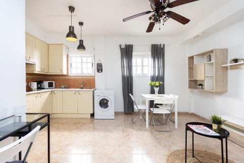 Kitchen or kitchenette, Dining area, fireplace, minibar, stove, washing machine, dryer