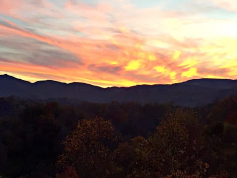 3 Peaks Lodge House in Brushy Fork