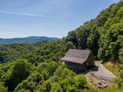 3 Peaks Lodge House in Brushy Fork