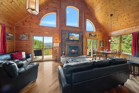 3 Peaks Lodge House in Brushy Fork