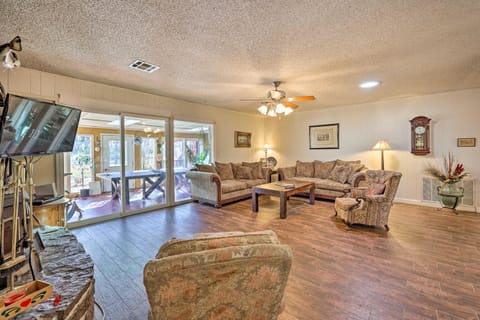 7 Mi to Lake Expansive Rogers Villa with Pond! Villa in Rogers