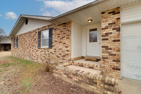 Henderson Home with Patio 1 Mi to Norfork Lake House in Norfork Lake
