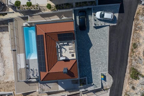 Property building, Neighbourhood, Swimming pool, Parking