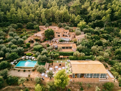Property building, Day, Natural landscape, Bird's eye view, Garden, Garden view, Pool view, Swimming pool, sunbed