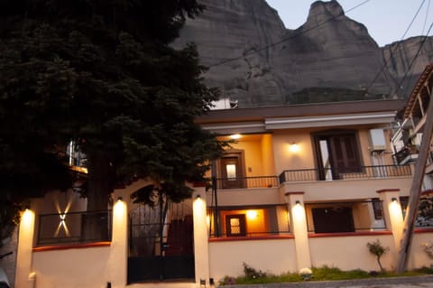SkyView Meteora House in Kalabaka