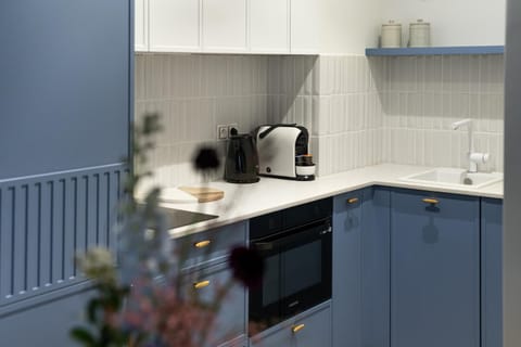 Coffee/tea facilities, Kitchen or kitchenette, stove