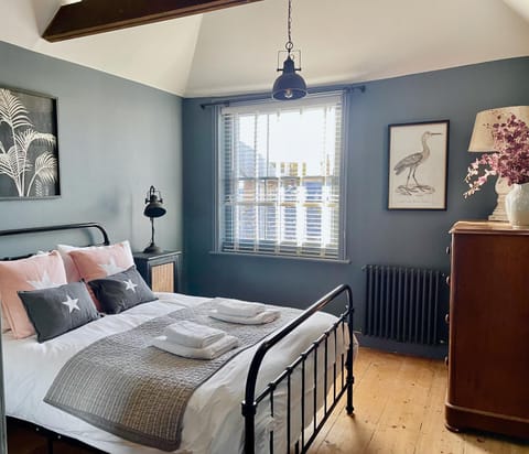 Bed, Photo of the whole room, Bedroom, internet, towels