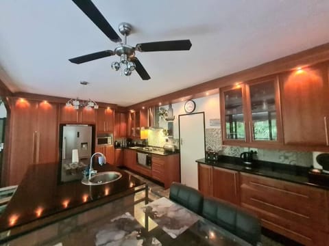 Coffee/tea facilities, Kitchen or kitchenette, Dining area, dishwasher, fireplace, minibar, pet friendly, stove