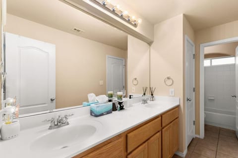 Sleep on the Cloud - 5 Bedrooms - Corner Lot House in San Antonio