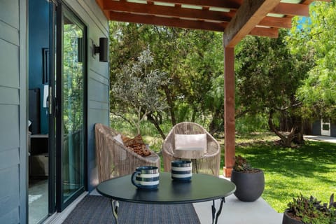 Birdy at Ololo, Hot Tub, Fire Pit, Outdoor Shower! House in Fredericksburg