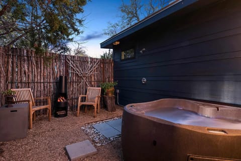 Birdy at Ololo, Hot Tub, Fire Pit, Outdoor Shower! House in Fredericksburg