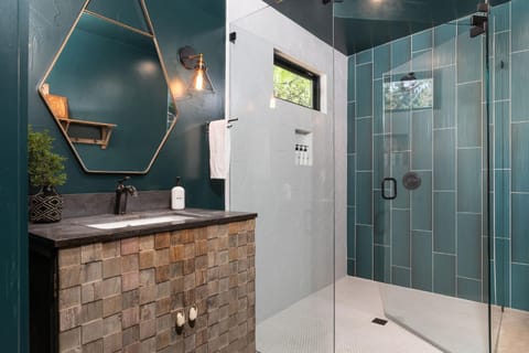 Birdy at Ololo, Hot Tub, Fire Pit, Outdoor Shower! House in Fredericksburg