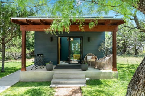 Birdy at Ololo, Hot Tub, Fire Pit, Outdoor Shower! House in Fredericksburg